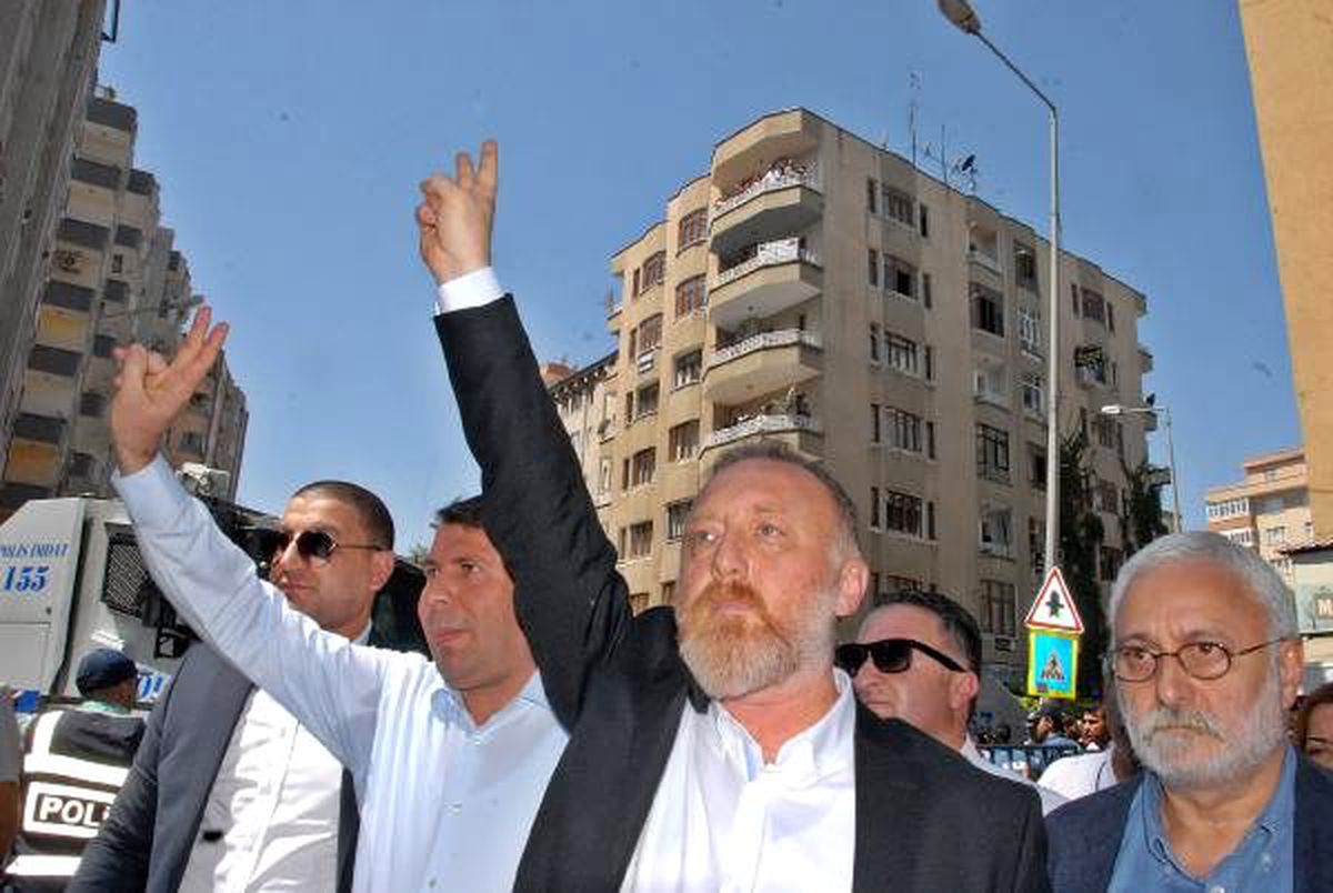 Diyarbakır\'da HDP\'lilerin protesto girişimine polis müdahale etti