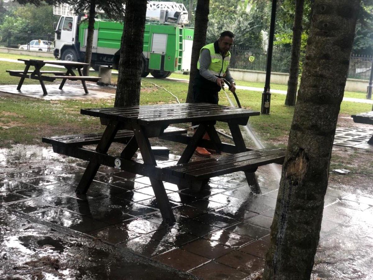 Ekipler parklarda temizlik çalışmaları devam ediyor