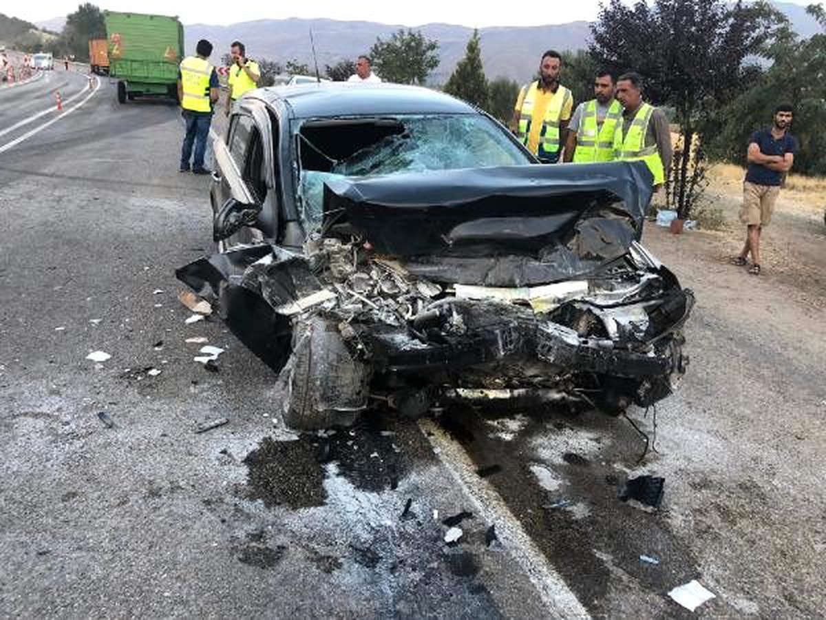 Elazığ\'da TIR ile otomobil çarpıştı: 2 yaralı