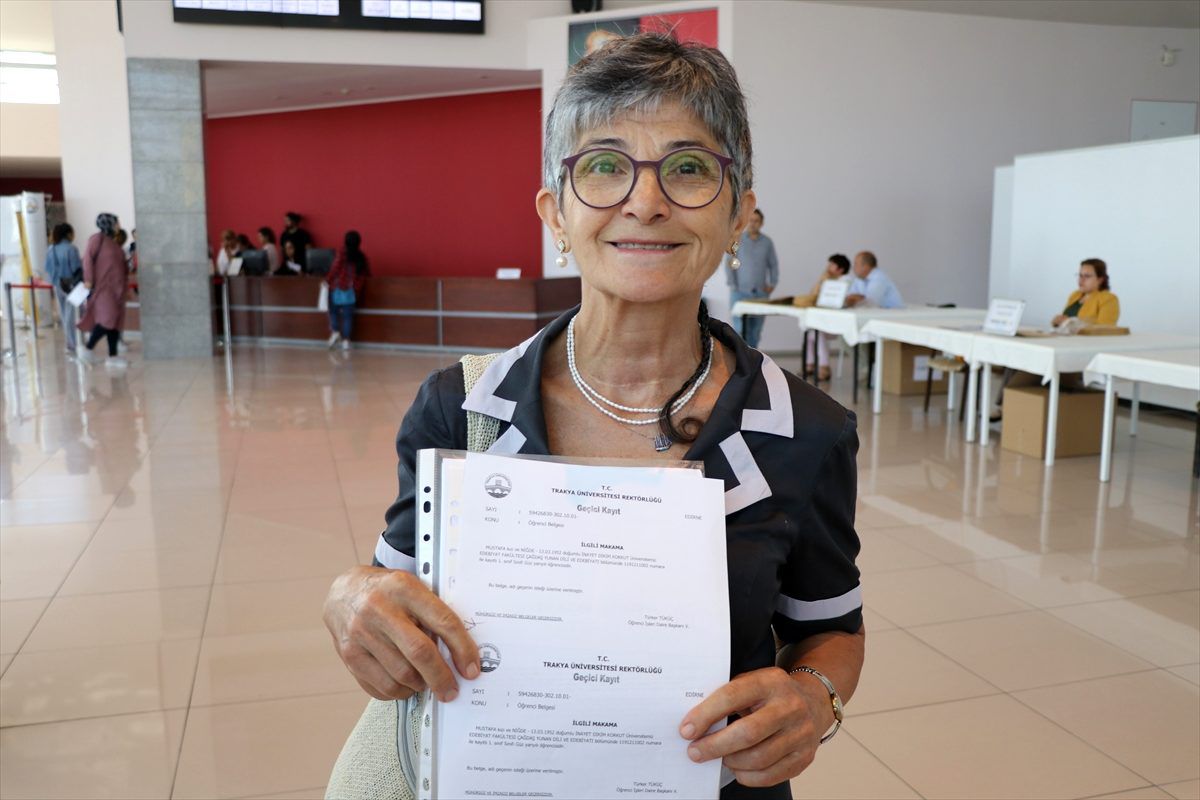 Emekli doktor dil öğrenmek için üniversite sıralarında