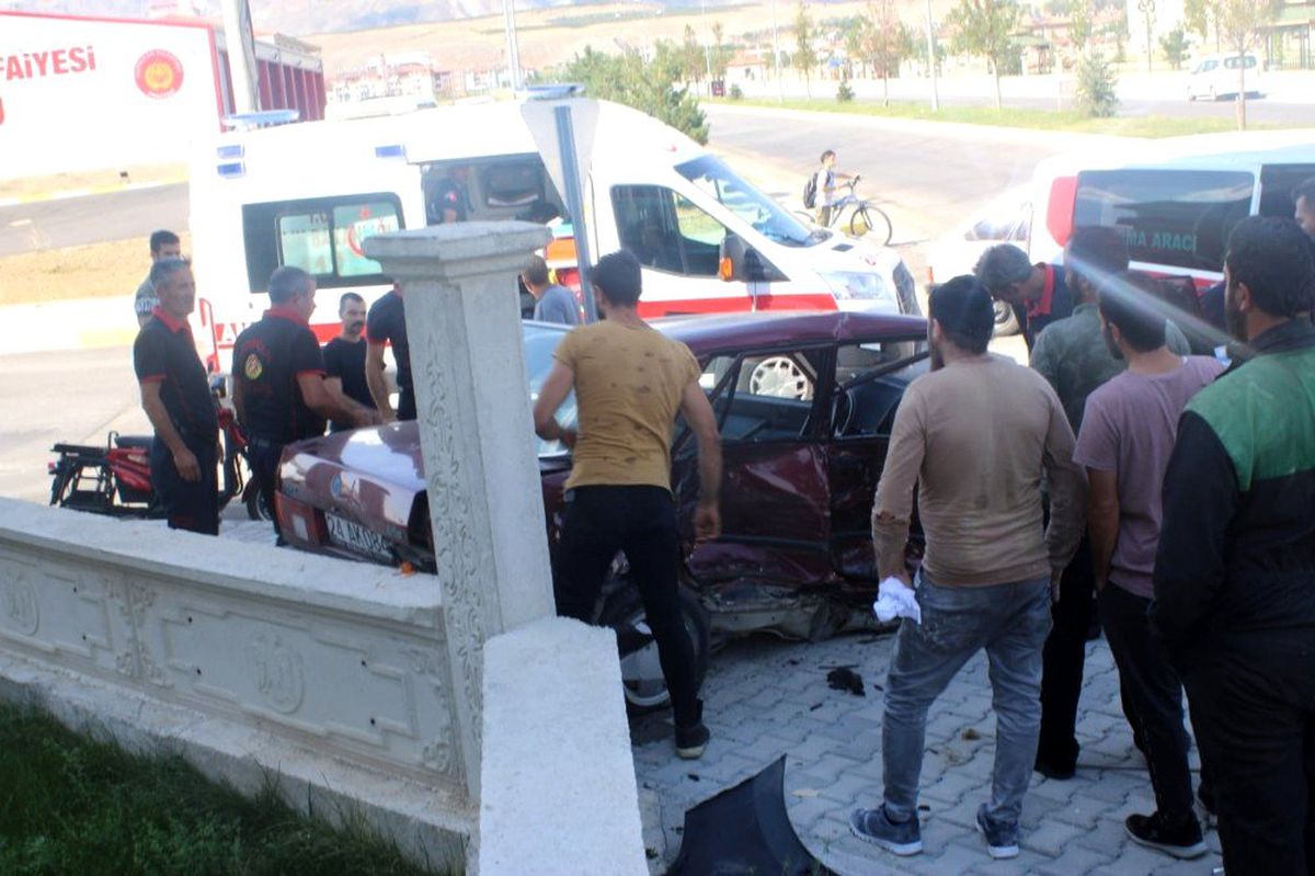 Erzincan\'da trafik kazası: 2 yaralı