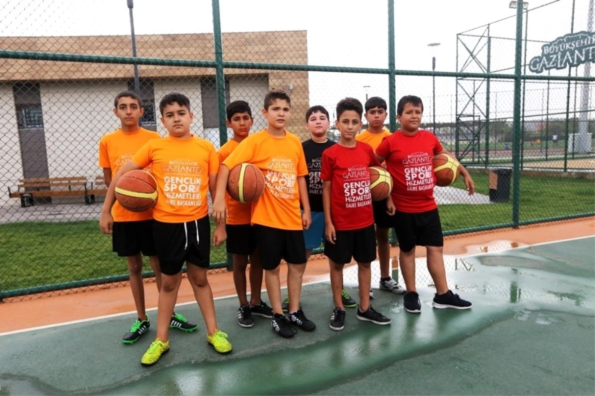 Genç basketbolcular Büyükşehir\'de yetişiyor