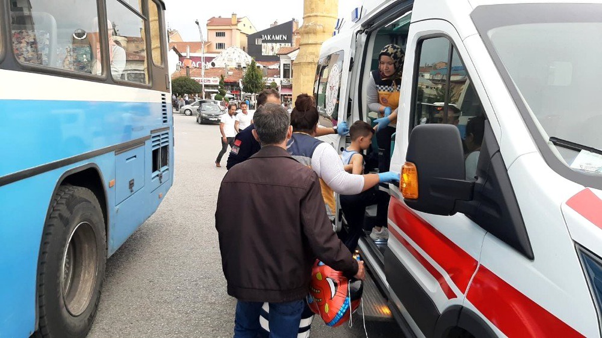 Halk otobüsünün çarptığı çocuk ölümden döndü