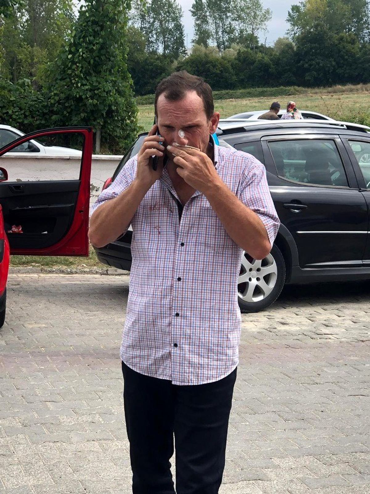 Hasta, bastonla aile hekimini darp etti