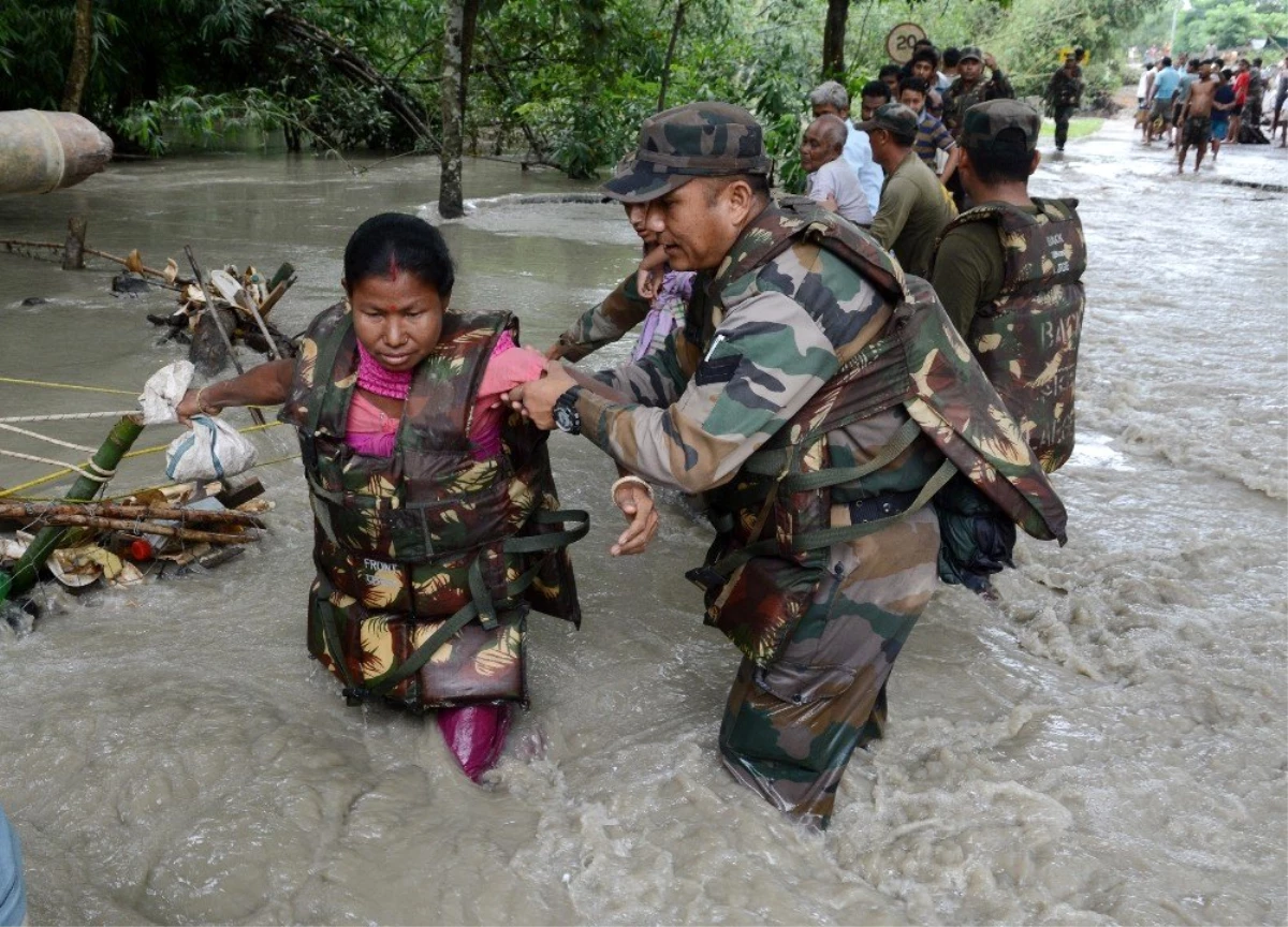 Hindistan\'da 2 eyaletteki sel ve heyelanlarda 40 kişi öldü