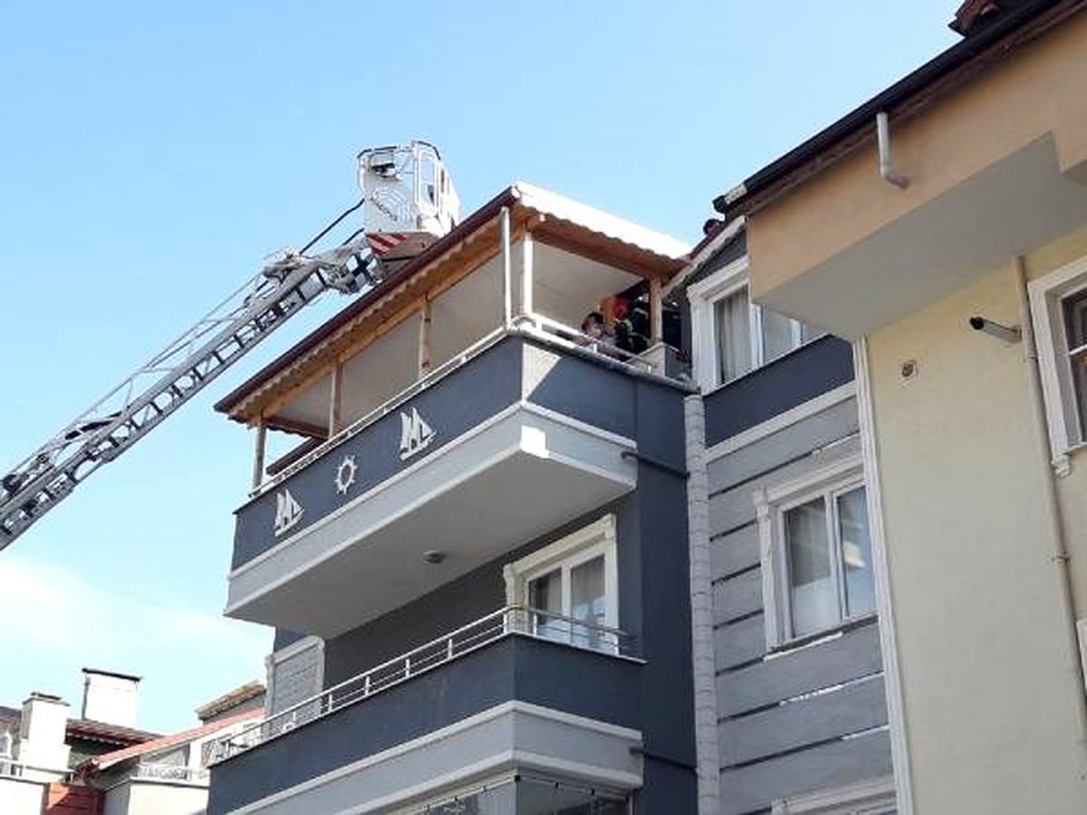 İntihar etmek için çatıya çıktı heyecandan bayıldı