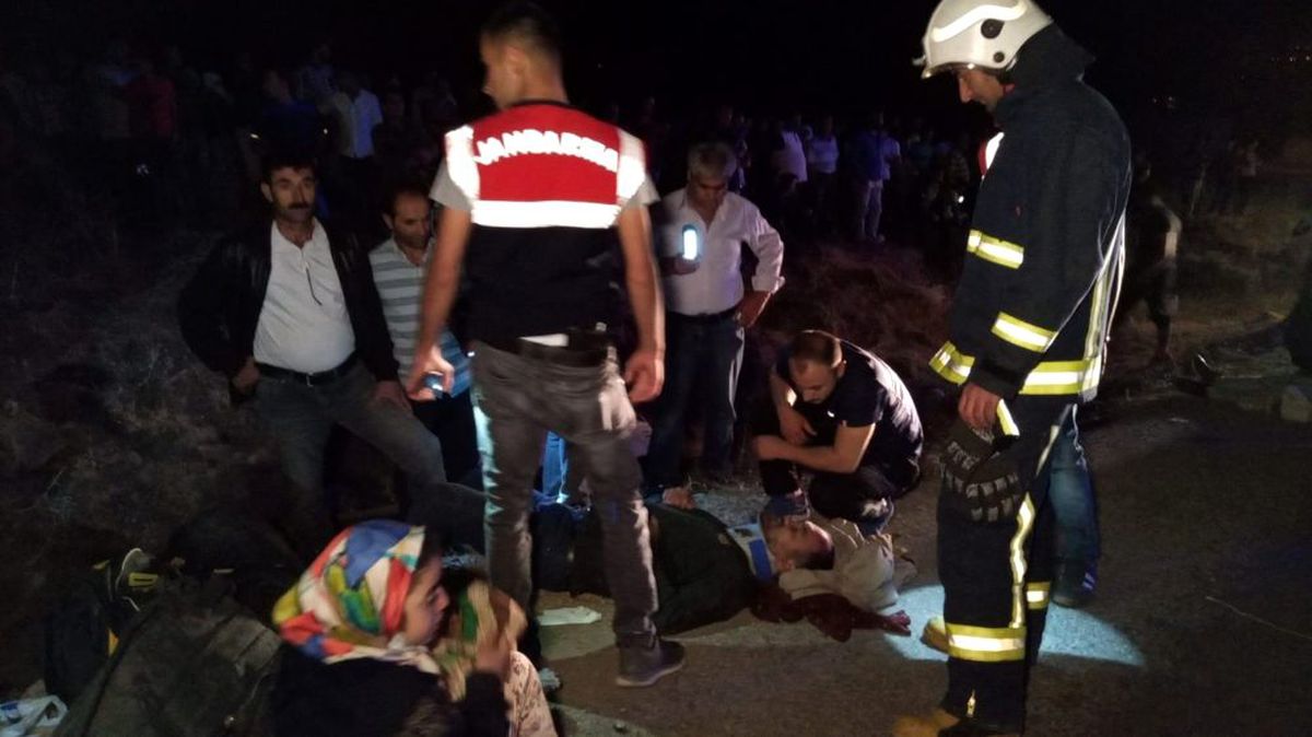 Kaçak göçmenleri taşıyan minibüs devrildi: 35 yaralı