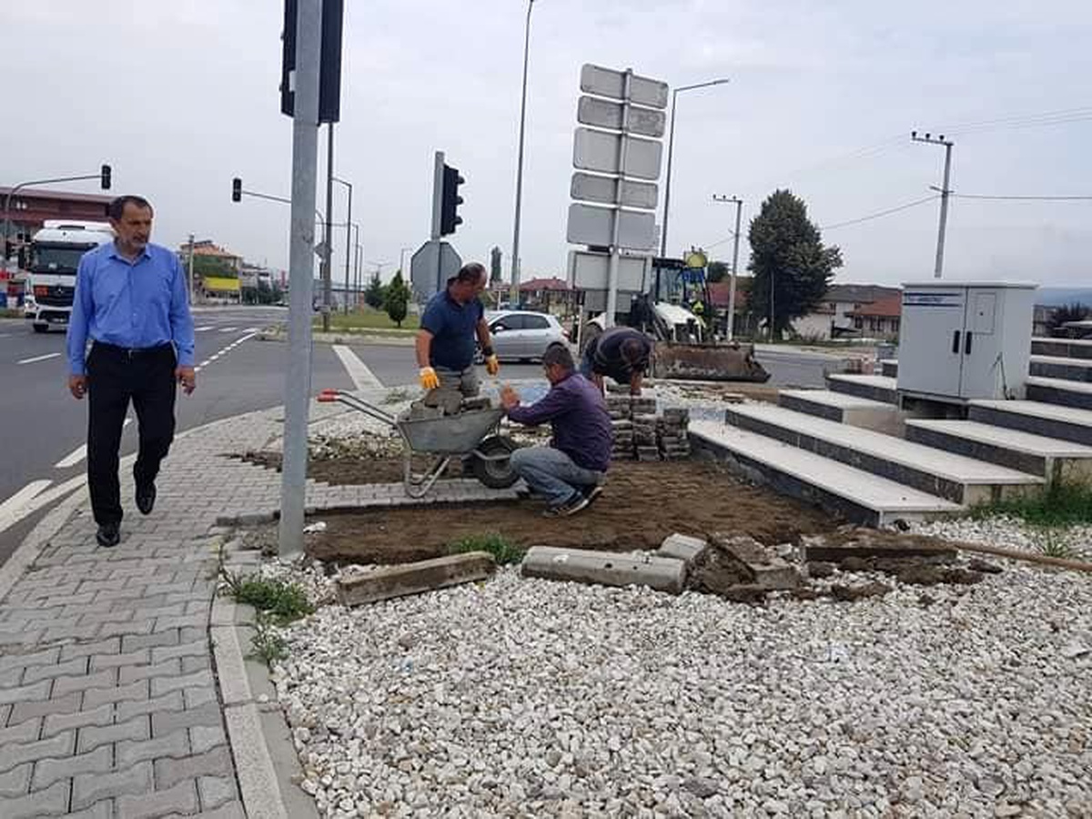 Kaynaşlı Belediyesi D-100\'da peyzaj çalışmasına başladı
