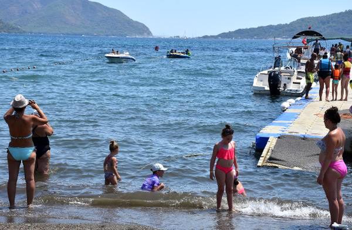 Marmaris plajları, yabancı turistlerle kentte yaşayanlara kaldı