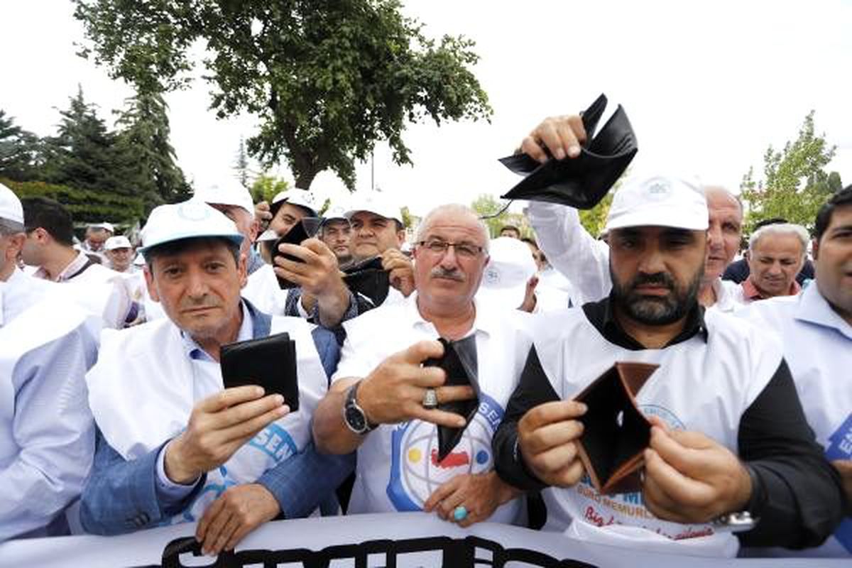 Memurlardan bakanlık önünde \'cüzdan atma\' eylemi
