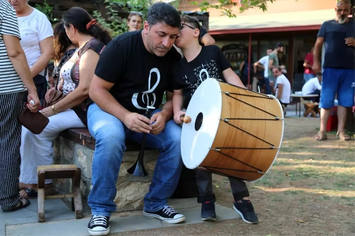 Minik Ali\'den davul şov