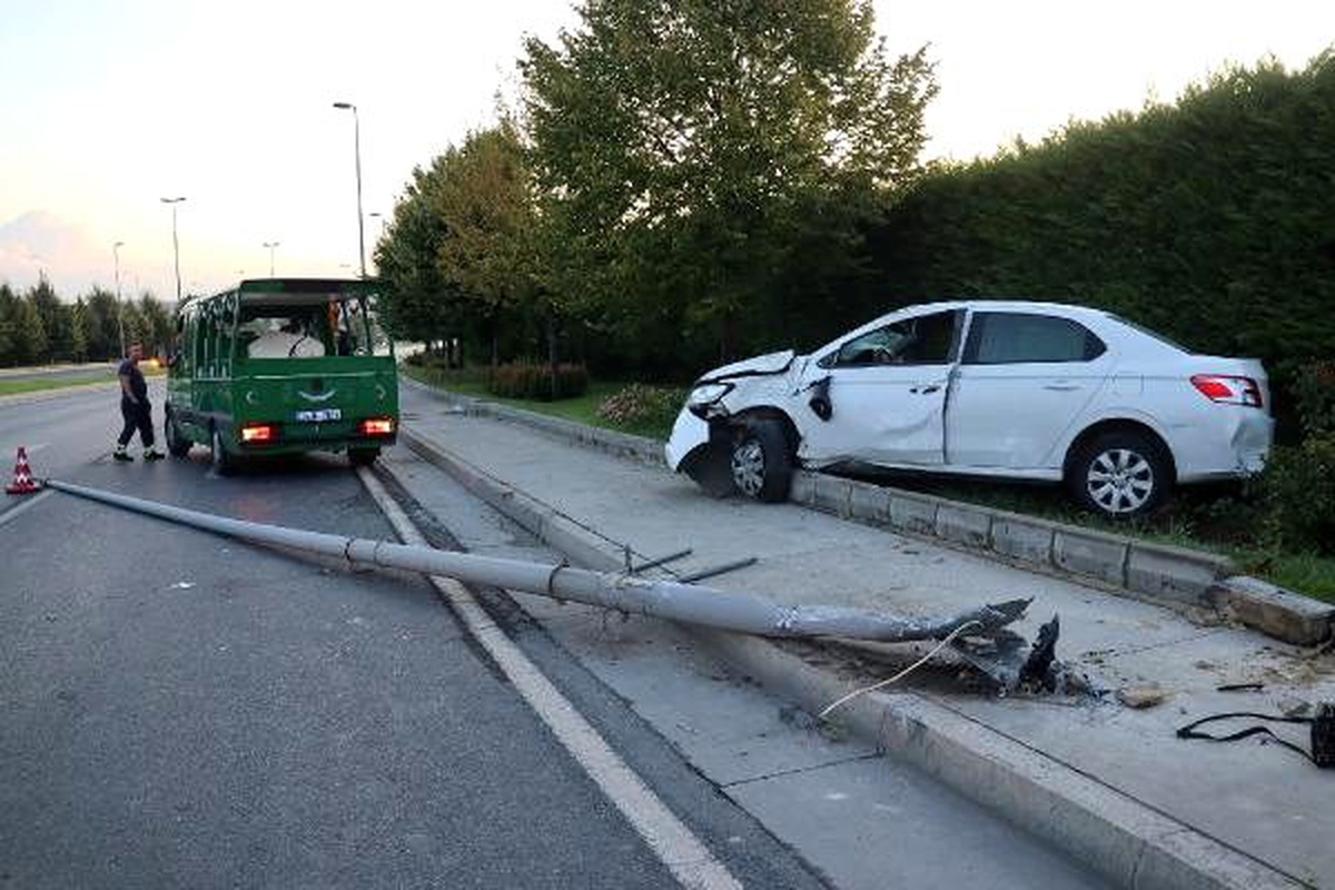 Otomobil aydınlatma direğine çarptı: sürücü öldü