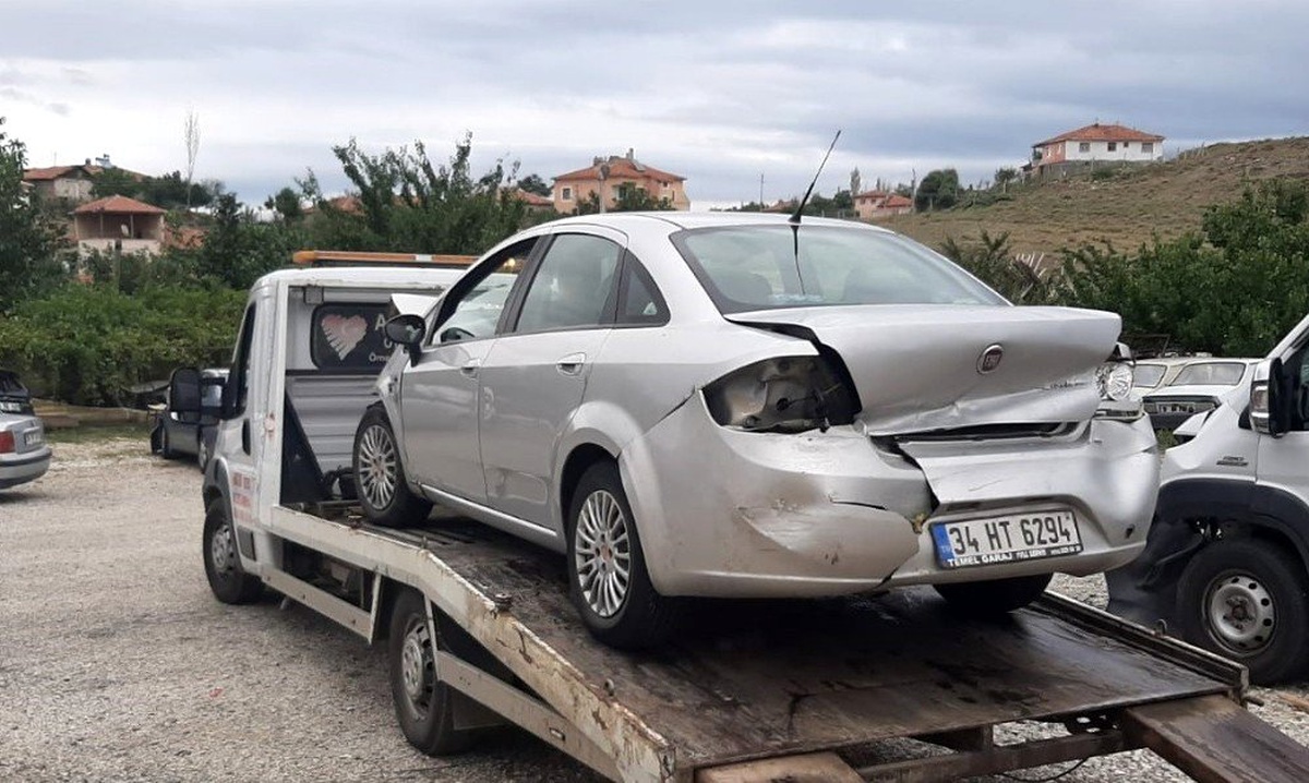 Otomobil bariyerlere çarptı : 4 yaralı
