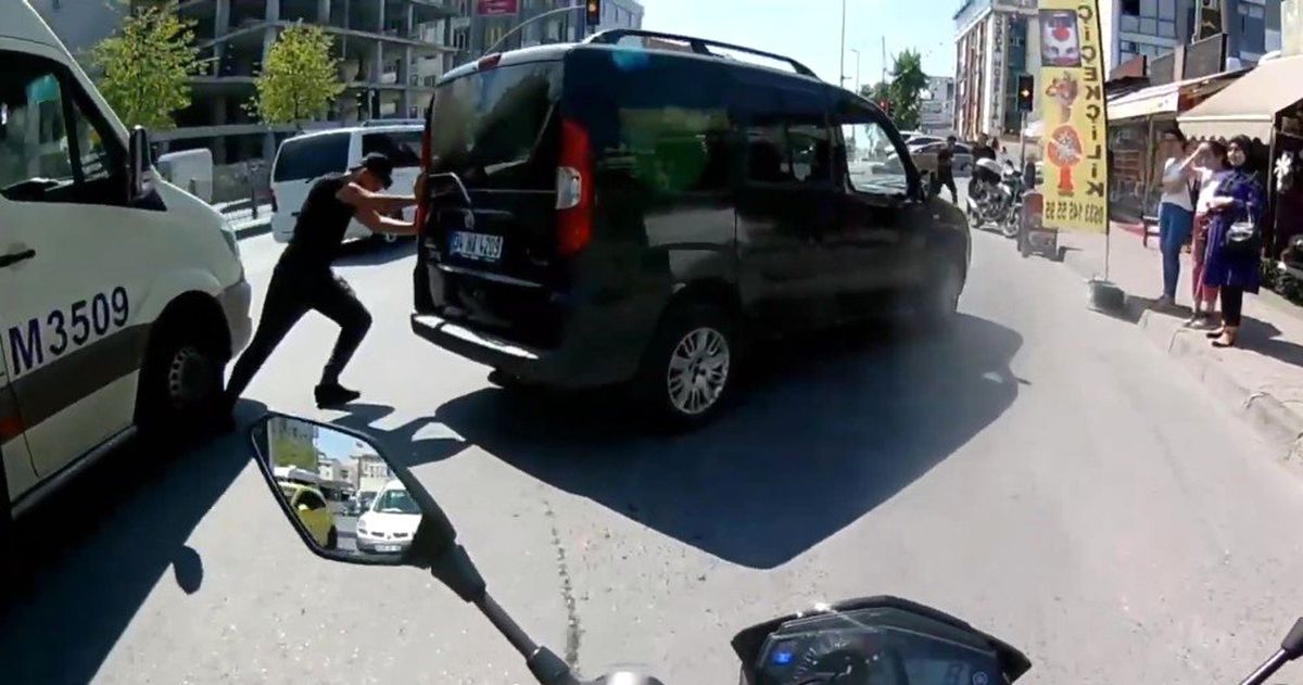 (Özel) Bozulan aracını iten adamın ayağını, minibüsün ezdiği an kamerada
