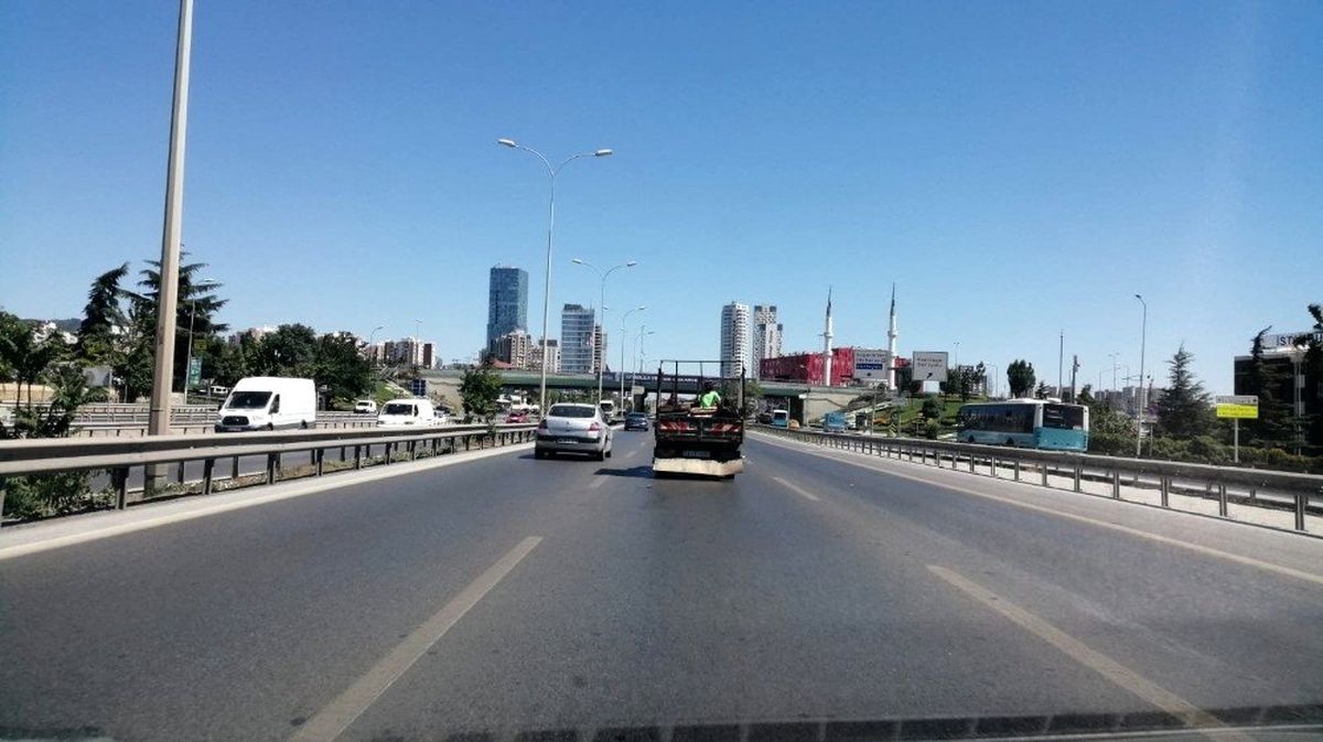 (Özel) E-5\'te iki çocuğun kamyonet kasasında tehlikeli yolculuğu kamerada