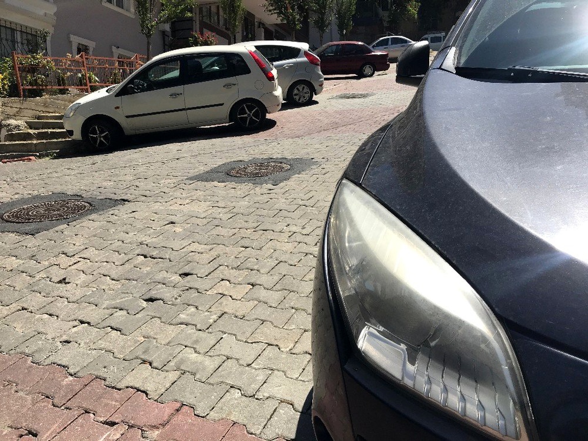 (Özel) İstanbul\'da motosikletli çetenin lüks otomobilin farını çalma anı kamerada
