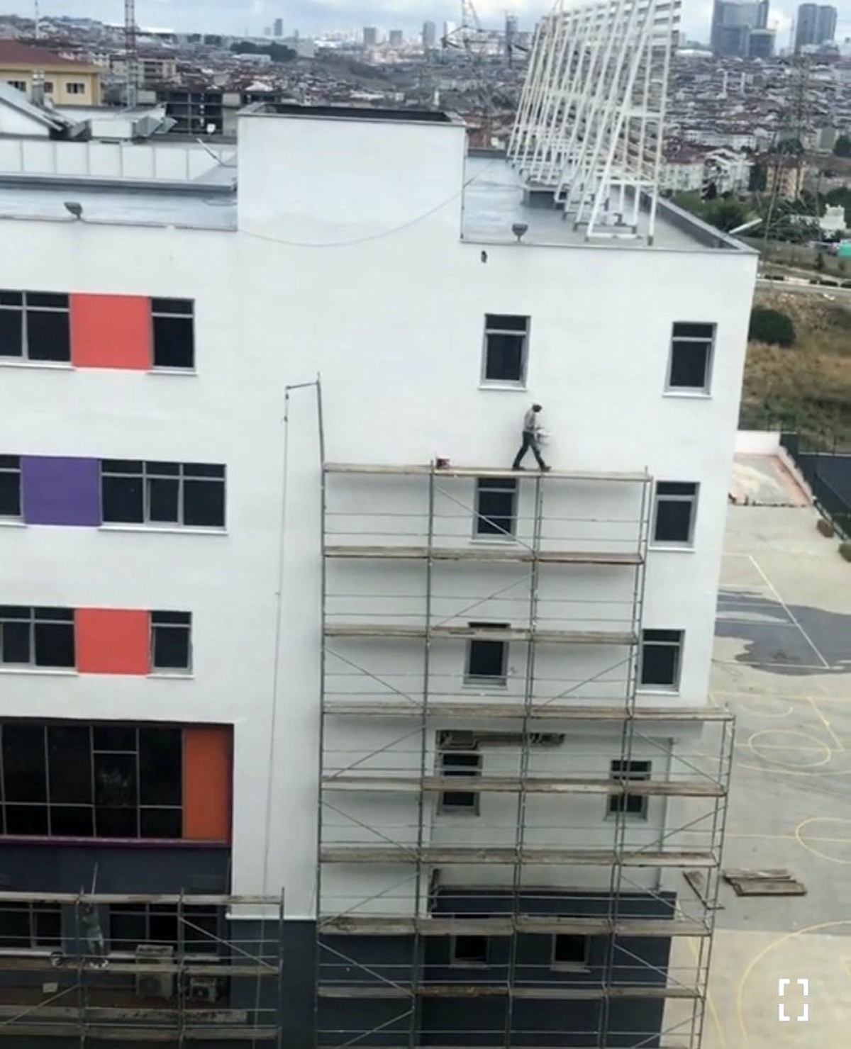 (Özel) Metrelerce yükseklikte hiçbir güvenlik önlemi almadan çalışan işçi yürekleri ağızlara getirdi