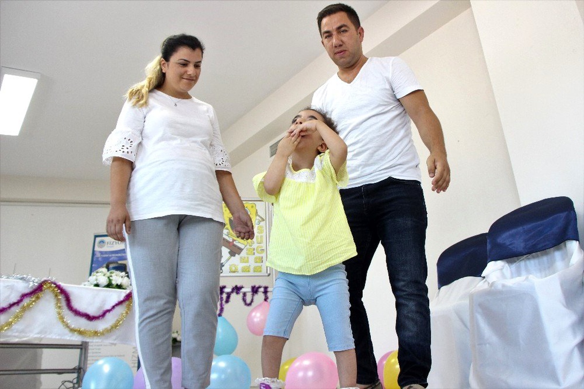 (Özel) \'Yürüyemez\' denilen minik kız ilk adımlarını attı