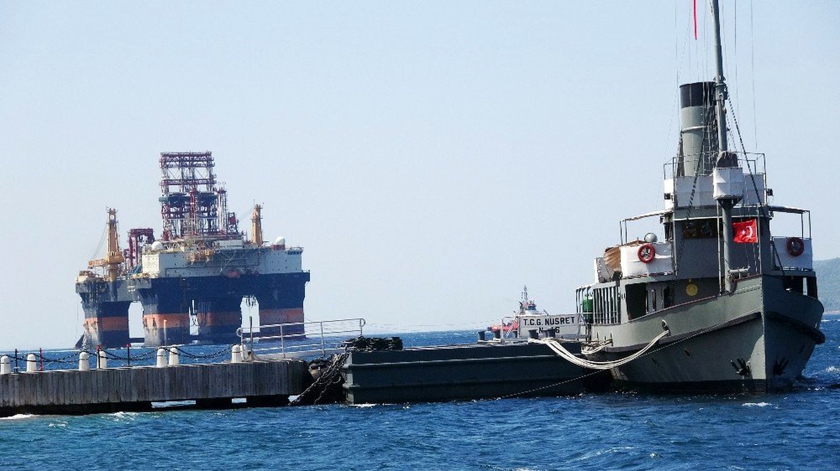 Petrol arama platformu Çanakkale Boğazı\'ndan geçti