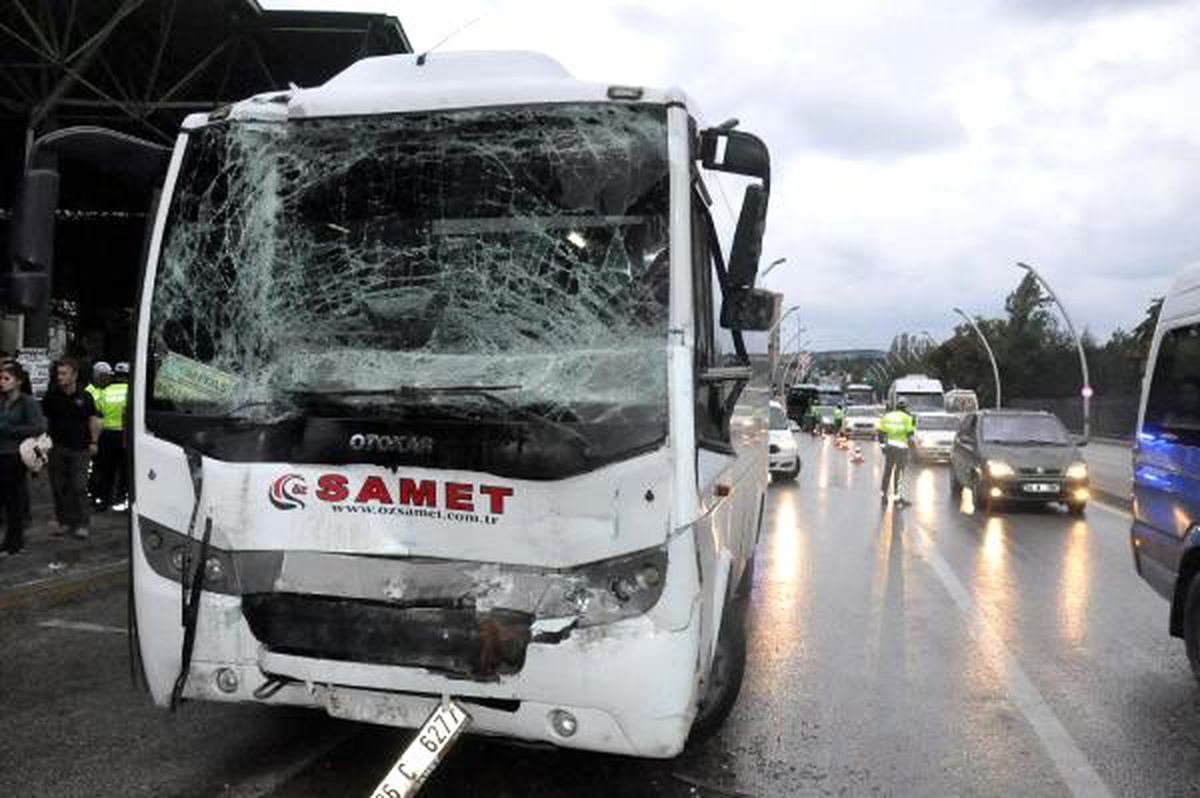 Polis servis aracı, yolcu otobüsüne çarptı: 3\'ü polis, 8 yaralı