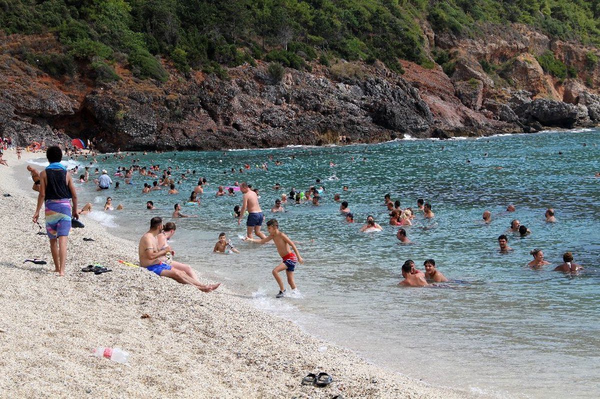 Sağanak yağmur altında deniz keyfi
