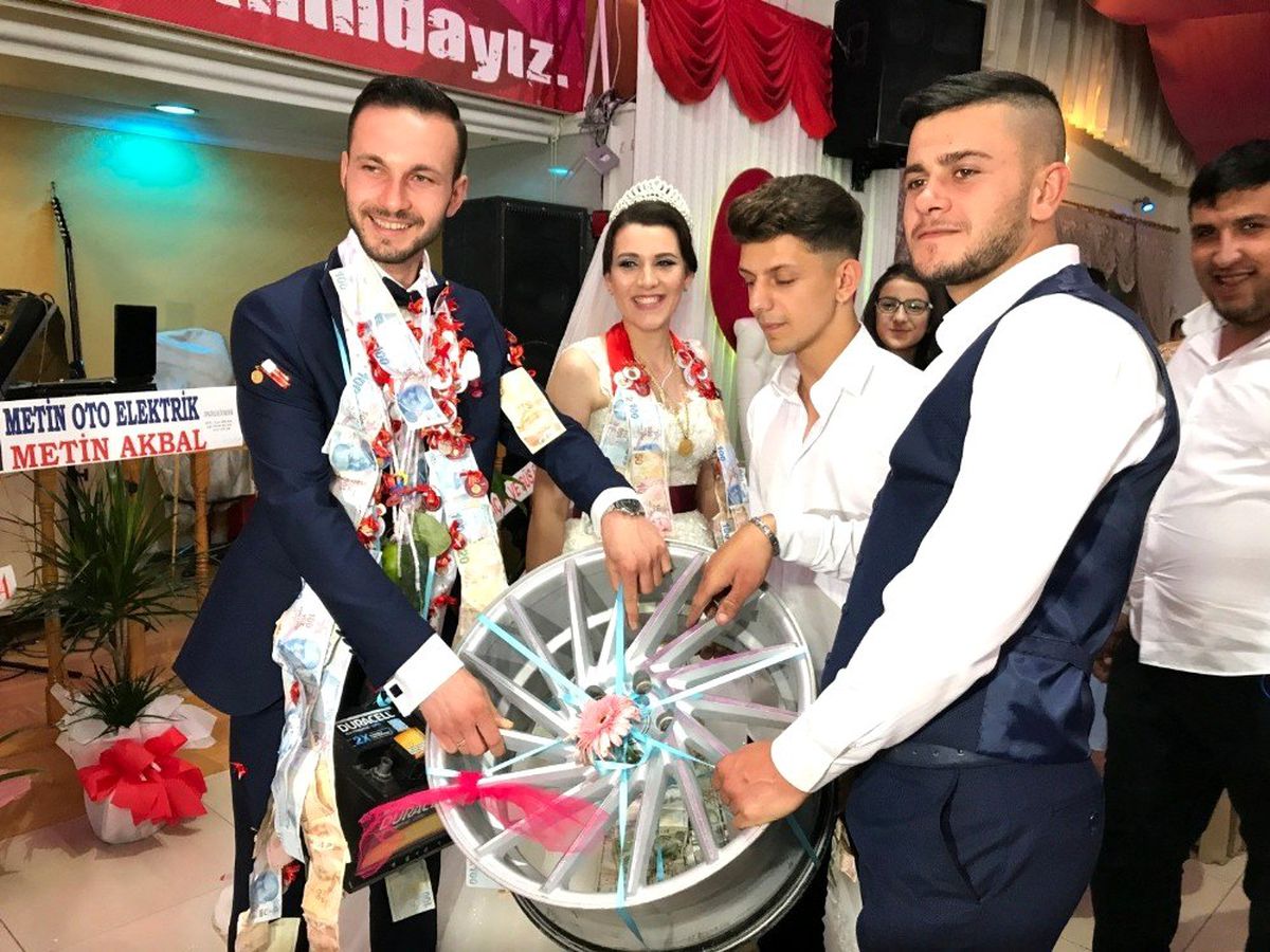 Sanayici arkadaşlarından damada ilginç düğün hediyeleri