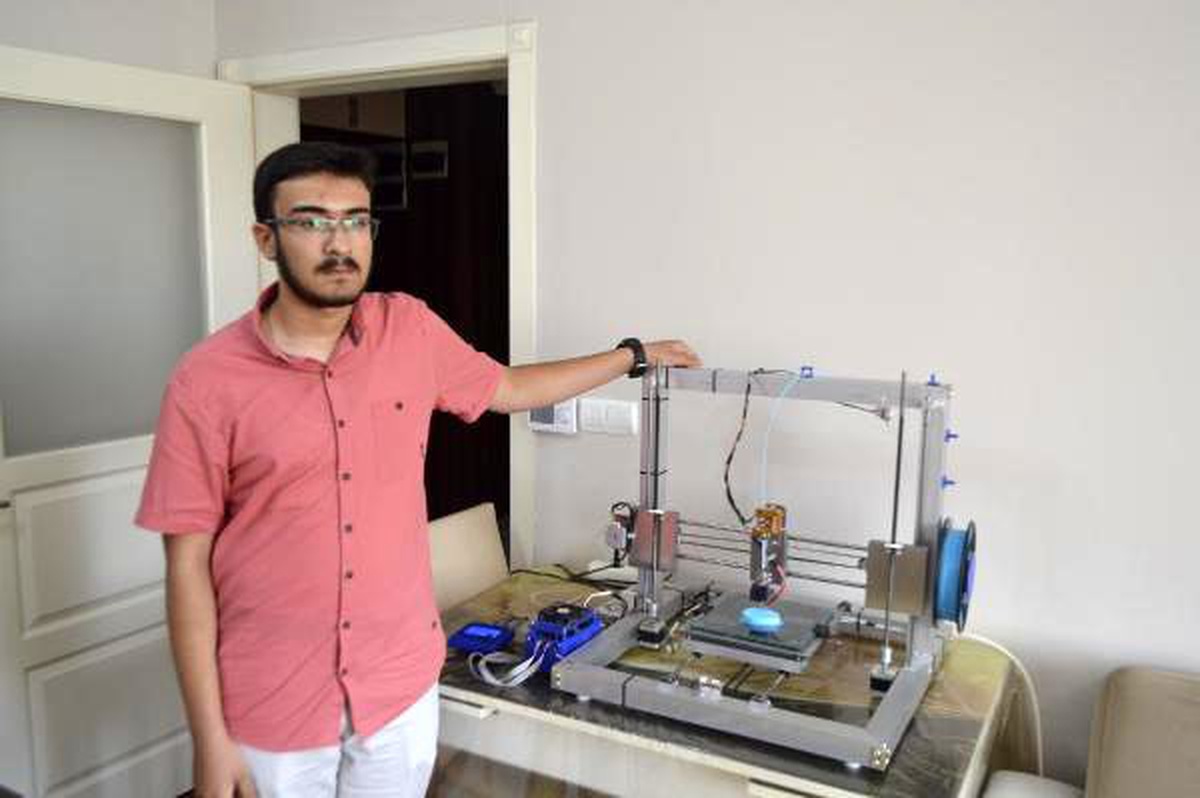 Sanayiden alıp kendi tasarladığı parçalarla 3 boyutlu yazıcı imal etti