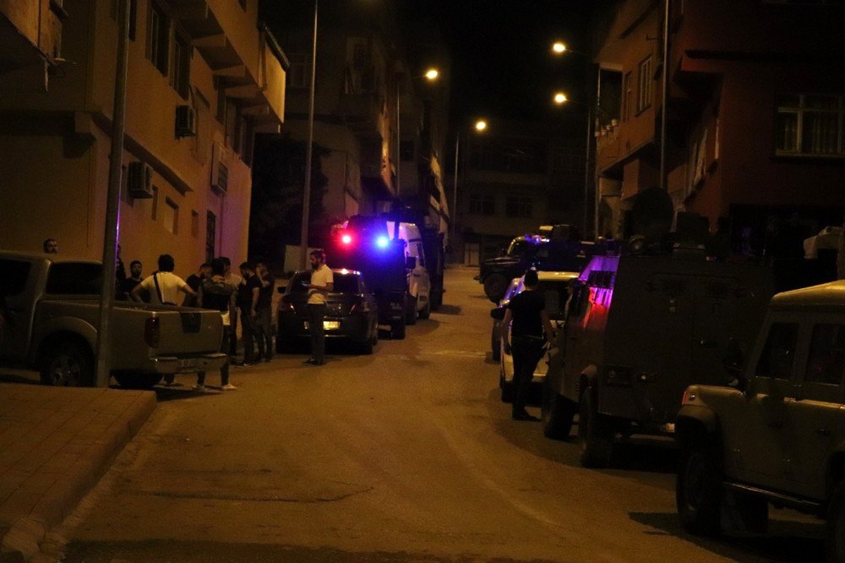 Siirt\'te silahlı saldırı, 1 kişi etkisiz hale getirildi, 1 polis yaralandı