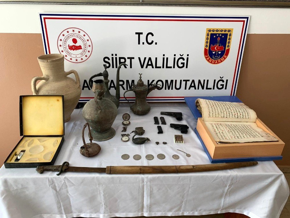 Siirt\'te tarihi eser niteliği olan malzeme ve ruhsatsız silah ele geçirildi