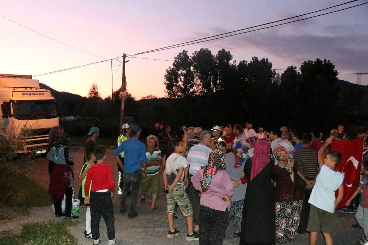 Tır sürücülerine kızıp yolu kapattılar