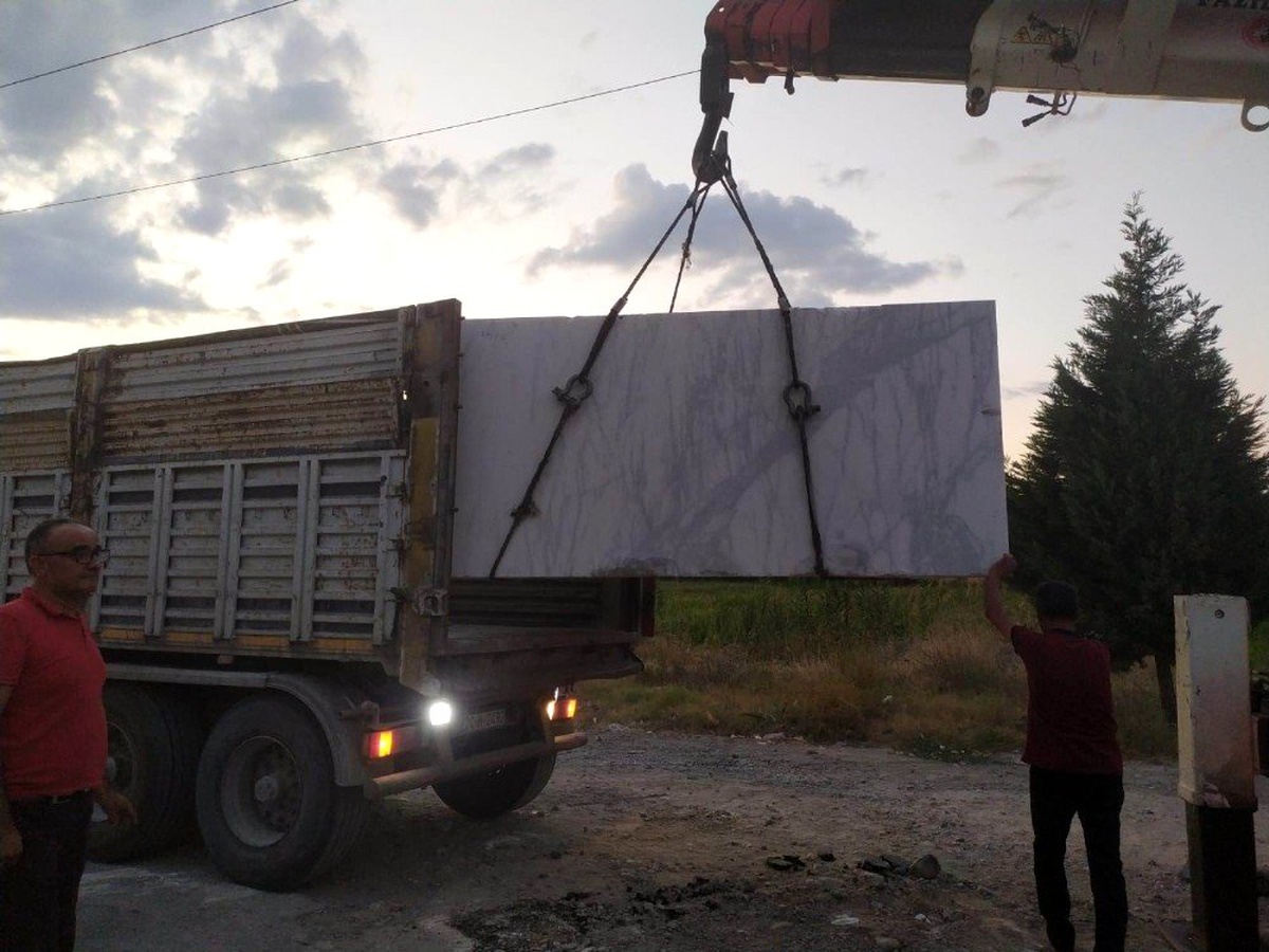 Tırdaki 22 tonluk mermer blok otoyolun ortasına düştü