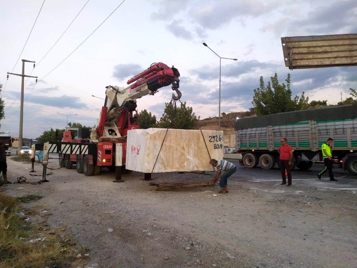 Tırdaki 22 tonluk mermer blok otoyolun ortasına düştü