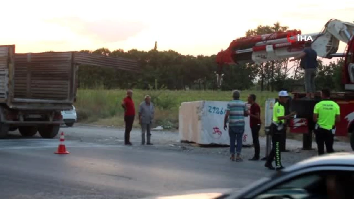 Tırın taşıdığı 22 ton ağırlığında mermer blok otoyolun ortasına düştü