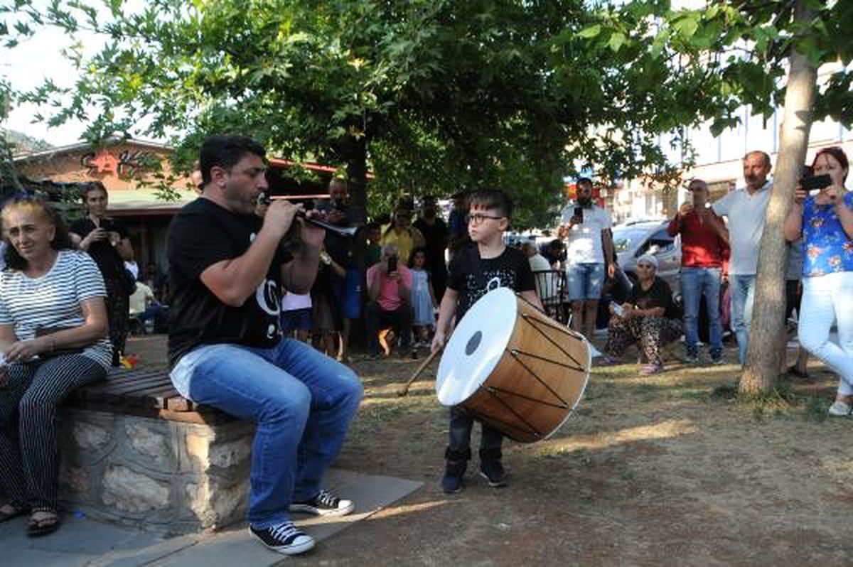 Tunceli\'de baba-oğlun davul- zurna gösterisi