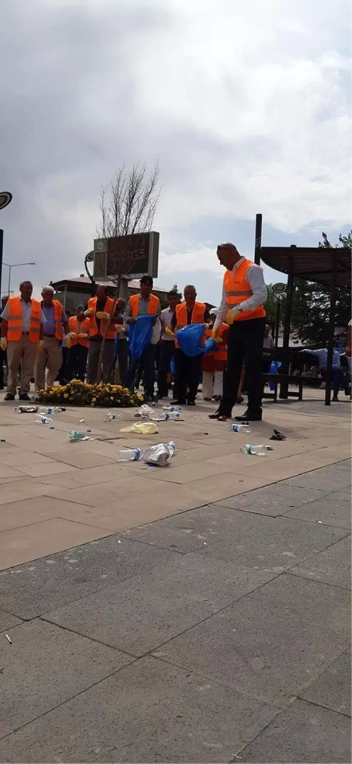 Tuzluca Belediye Başkanı Türkan temizlik yaptı