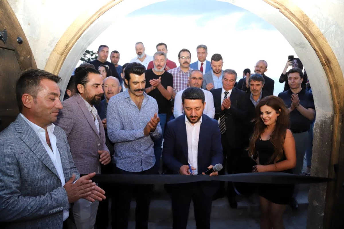 Ünlü Sanatçı Murat Ünalmış\'ın işletmesinin açılışını Belediye Başkanı yaptı