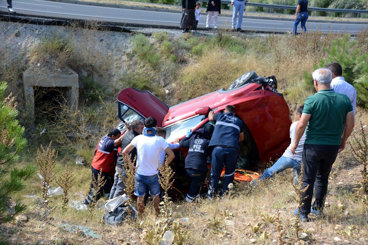 Uşak\'ta otomobil şarampole devrildi: 1\'i ağır 2 yaralı