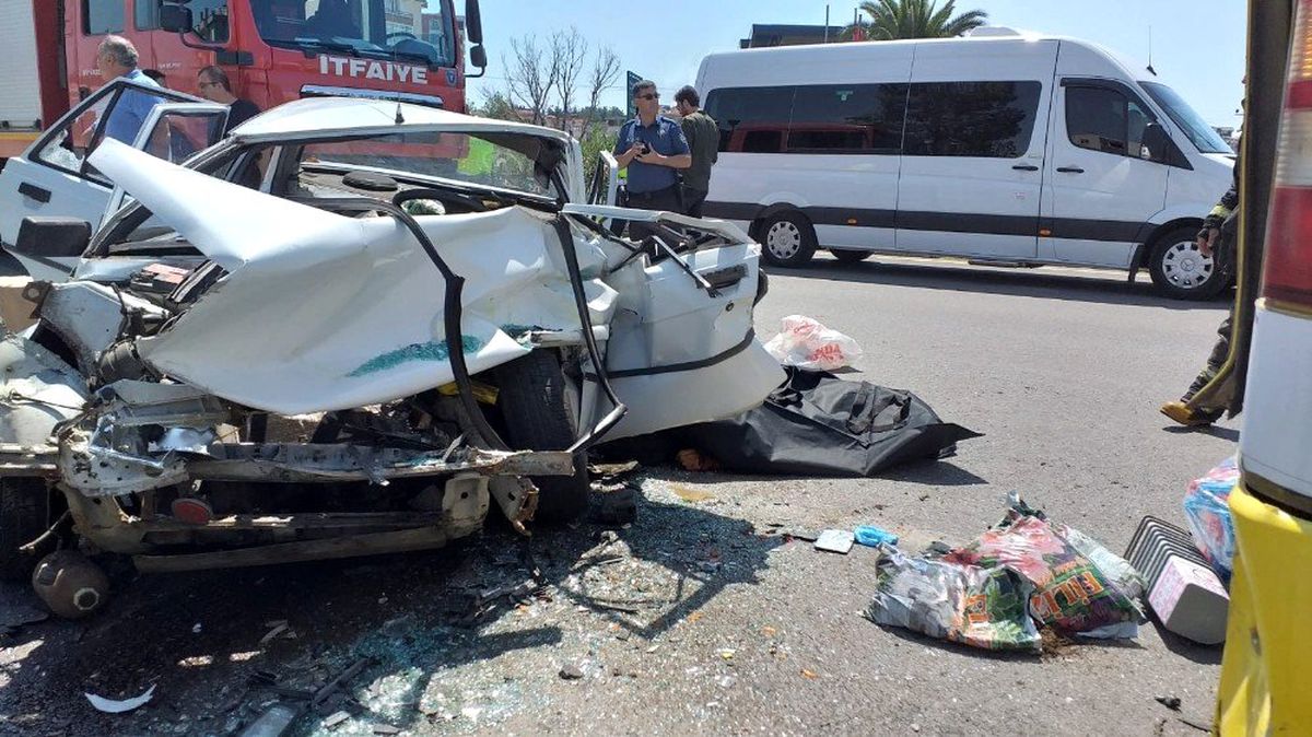 Yolcu otobüsüne çarpan otomobilde can pazarı: 1 ölü