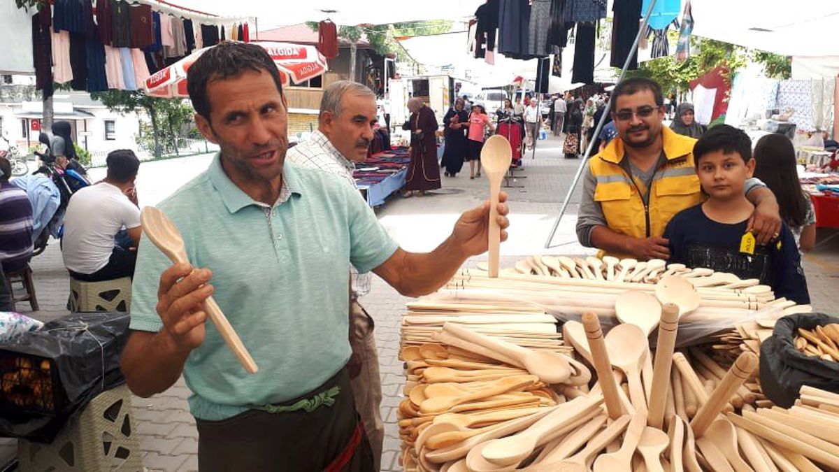 3O yıldır tahta kaşık, çatal, kevgir üretip satarak geçimini sağlıyor