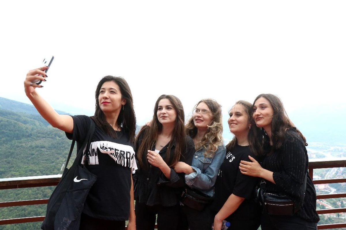 5 metre yükseklikteki orman manzaralı salıncağa yoğun ilgi