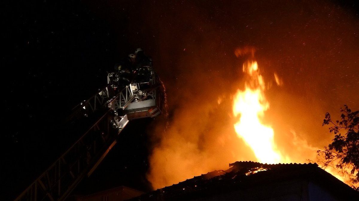 500 aracın bulunduğu otoparkın deposunda korkutan yangın