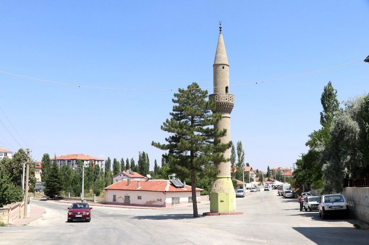 Aksaray\'ın camisiz minaresi şaşırtıyor