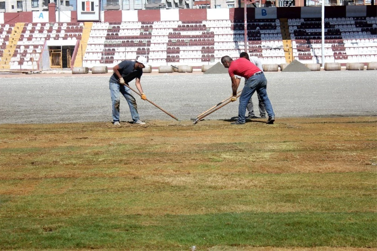 Antakya Atatürk Stadı\'nda çimler seriliyor