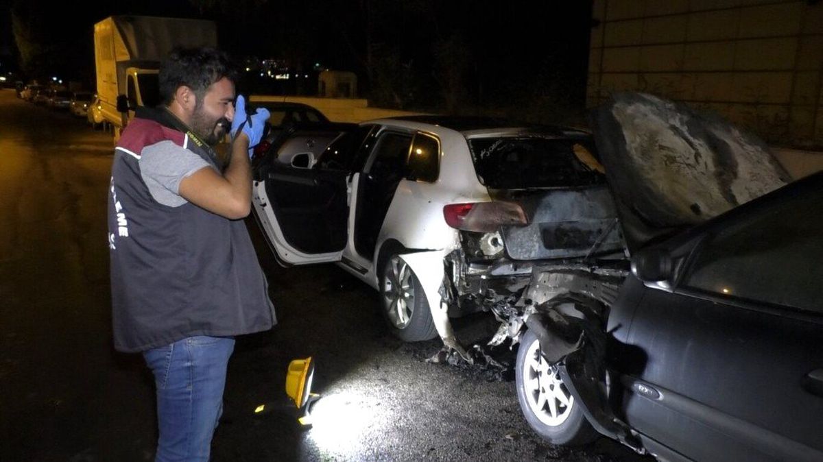 Antalya\'da araç yangınında iki otomobil kül oldu