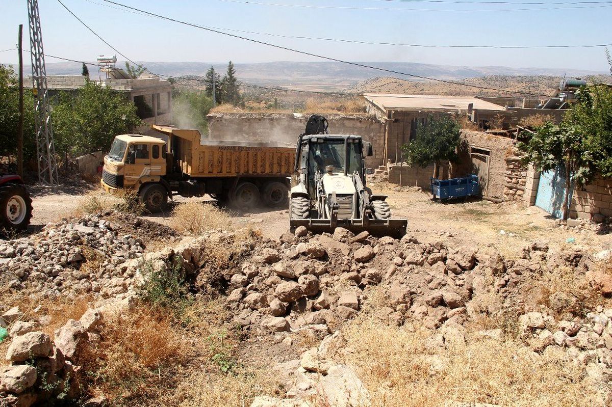 Araban Belediyesi metruk evleri temizliyor
