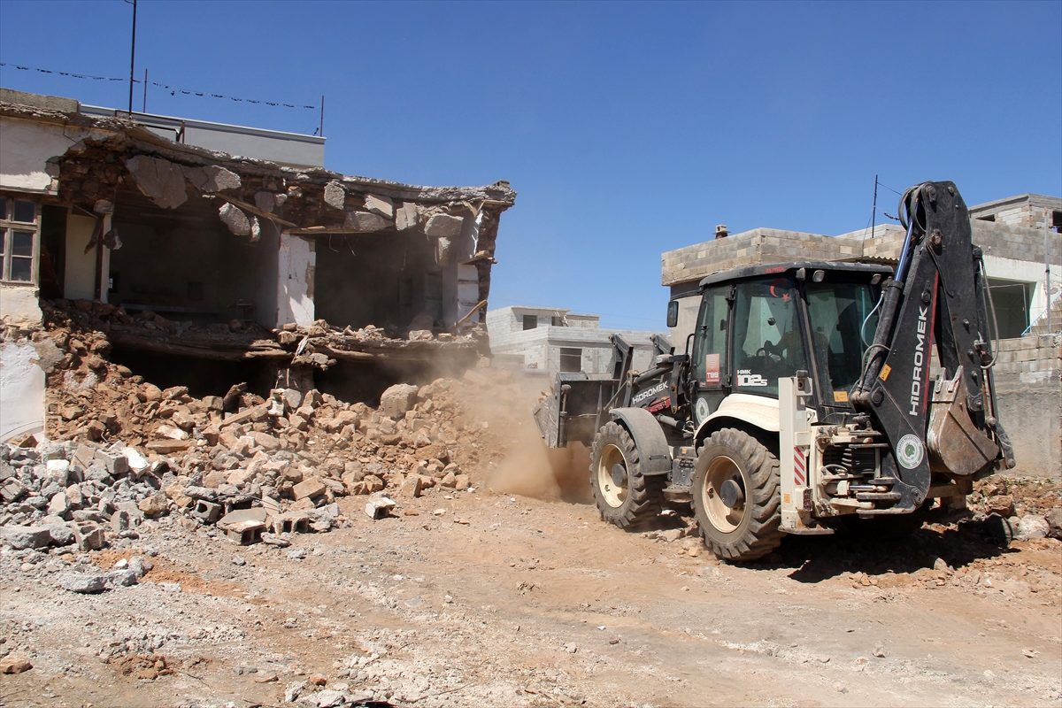 Araban\'da metruk binalar yıkılıyor