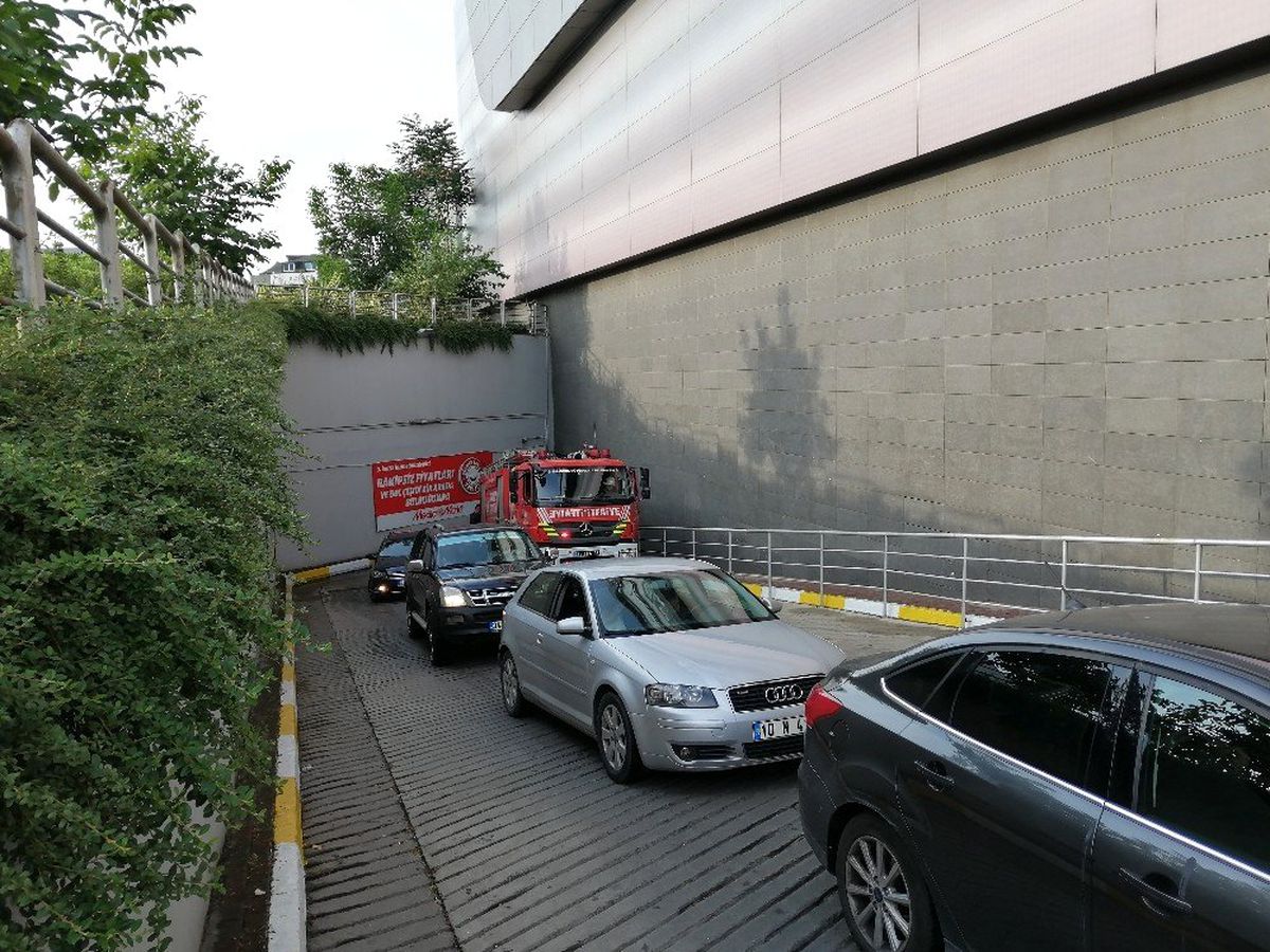 Ataşehir\'de alışveriş merkezinde yangın paniği