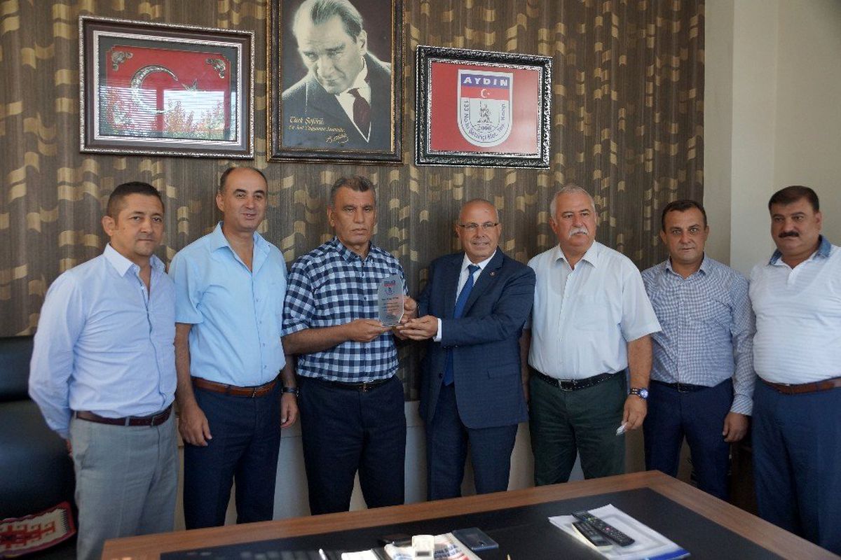 Ayın şoförüne ödülünü Belediye-İş Sendikası Başkanı Yaman verdi