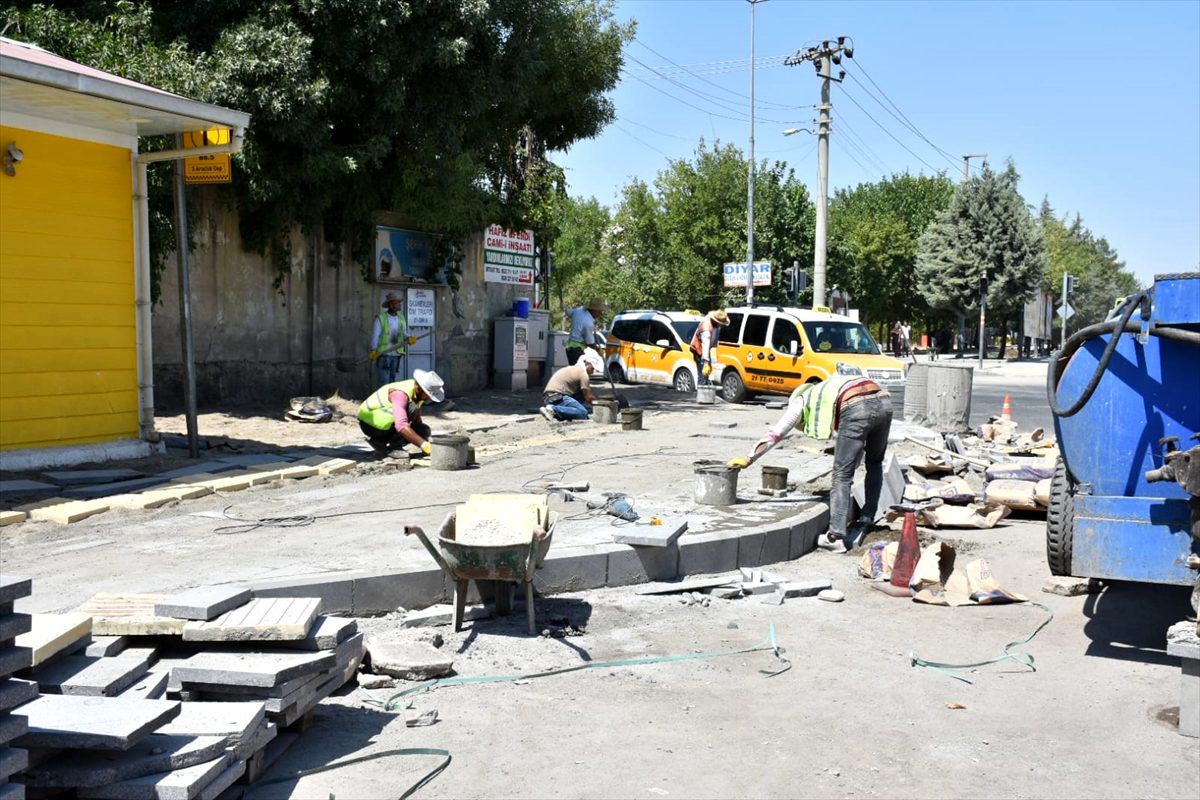 Bağlar\'da kaldırım yenileme çalışması