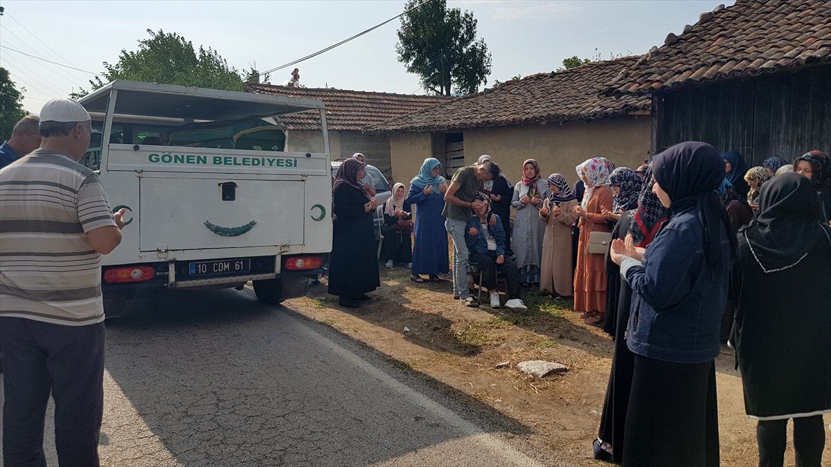 Balıkesir\'de torunun dedesi ve ninesini bıçaklaması